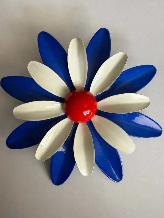Vintage Blue White and Red Metal Flower Brooch - Picture 7 of 7